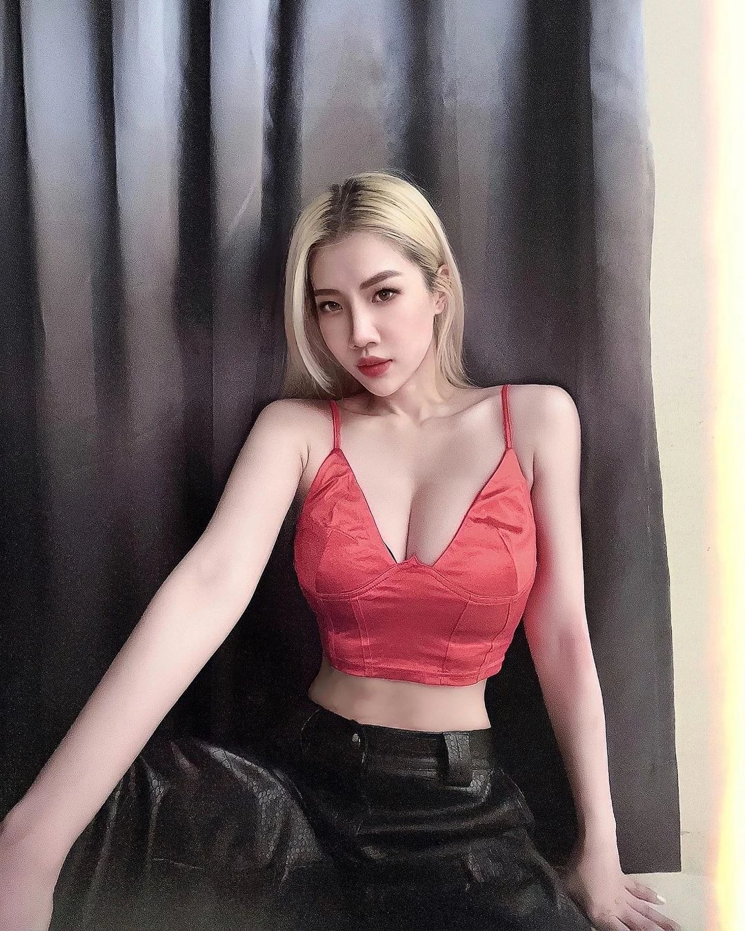 Dj“Molly”胸前布料挡不住让人瞬间沈迷 [10P]