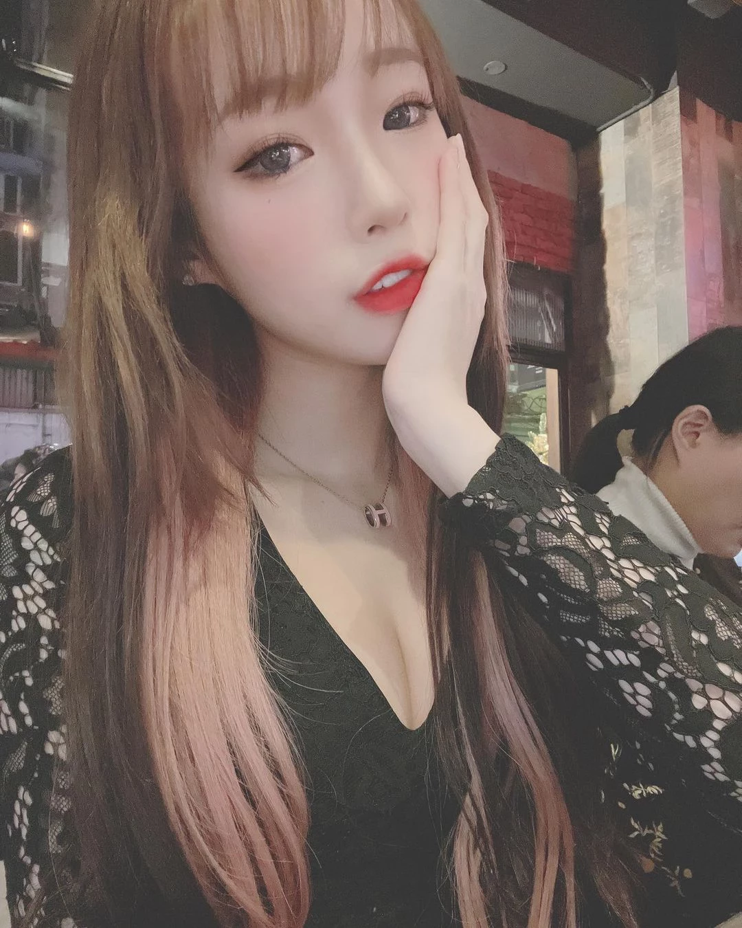 正妹配音员“娃娃”魅惑感全开！犯规身材让人看了鼻血直流... [10P]