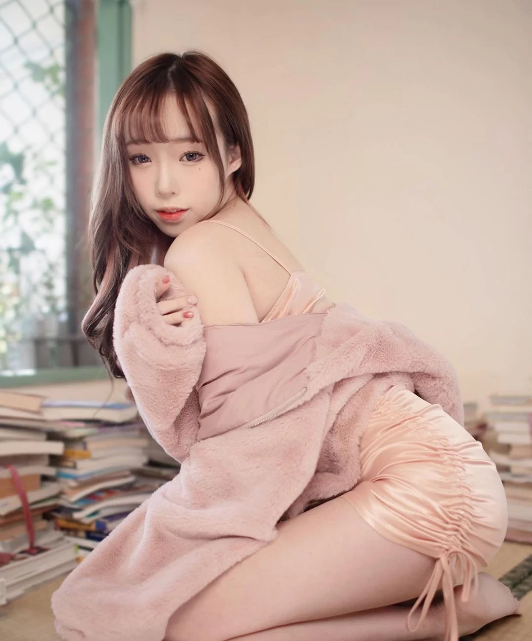 正妹配音员“娃娃”魅惑感全开！犯规身材让人看了鼻血直流... [10P]