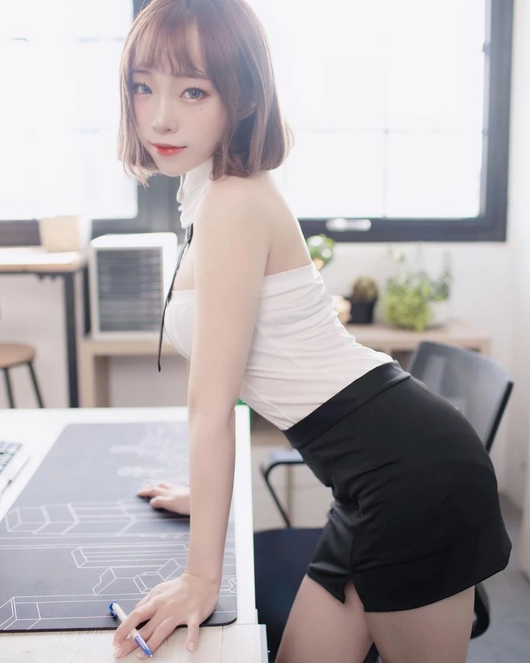 正妹配音员“娃娃”魅惑感全开！犯规身材让人看了鼻血直流... [10P]