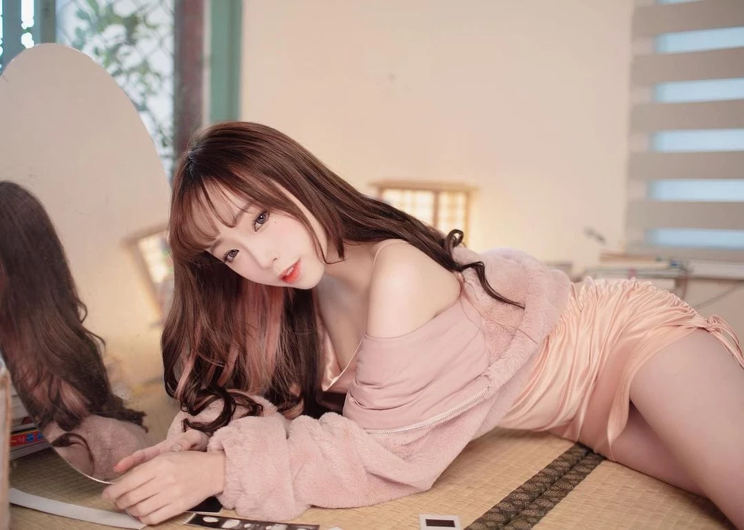 正妹配音员“娃娃”魅惑感全开！犯规身材让人看了鼻血直流... [10P]