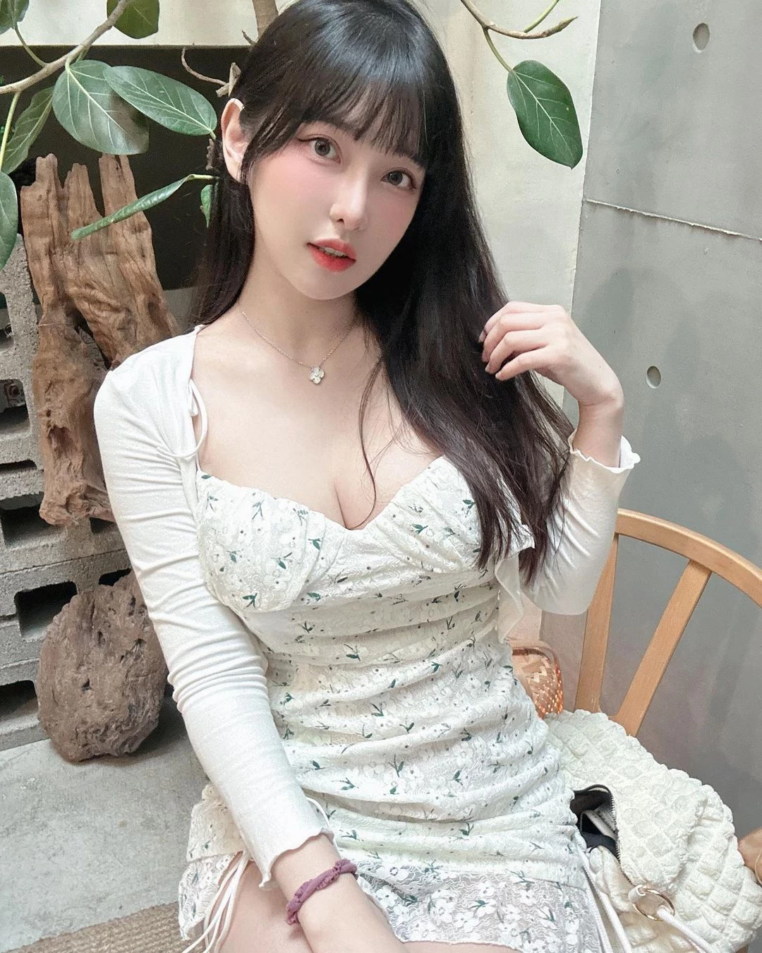 超萌正妹“依梨”低胸大露事业线 根本天菜等级 [10P]