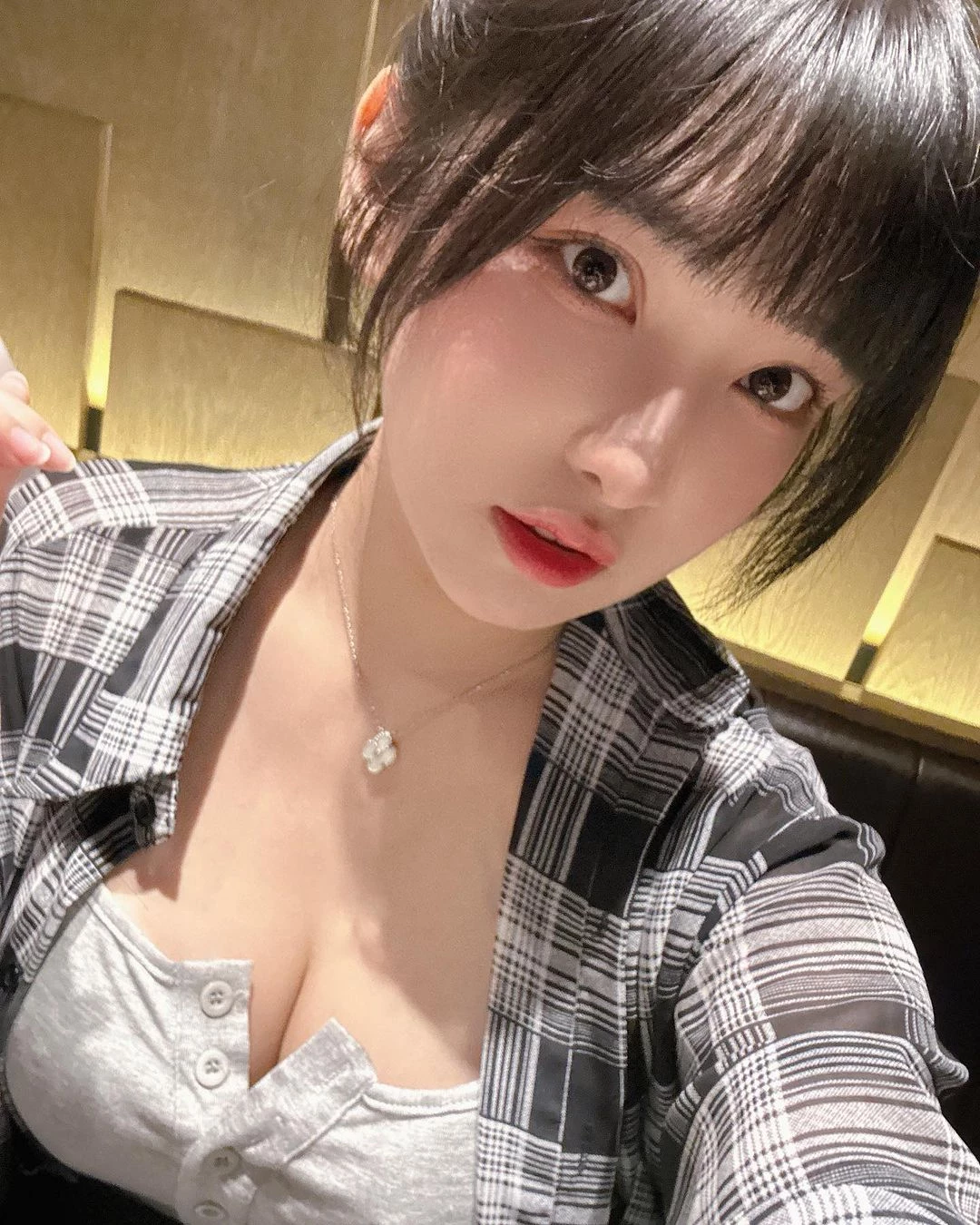 超萌正妹“依梨”低胸大露事业线 根本天菜等级 [10P]