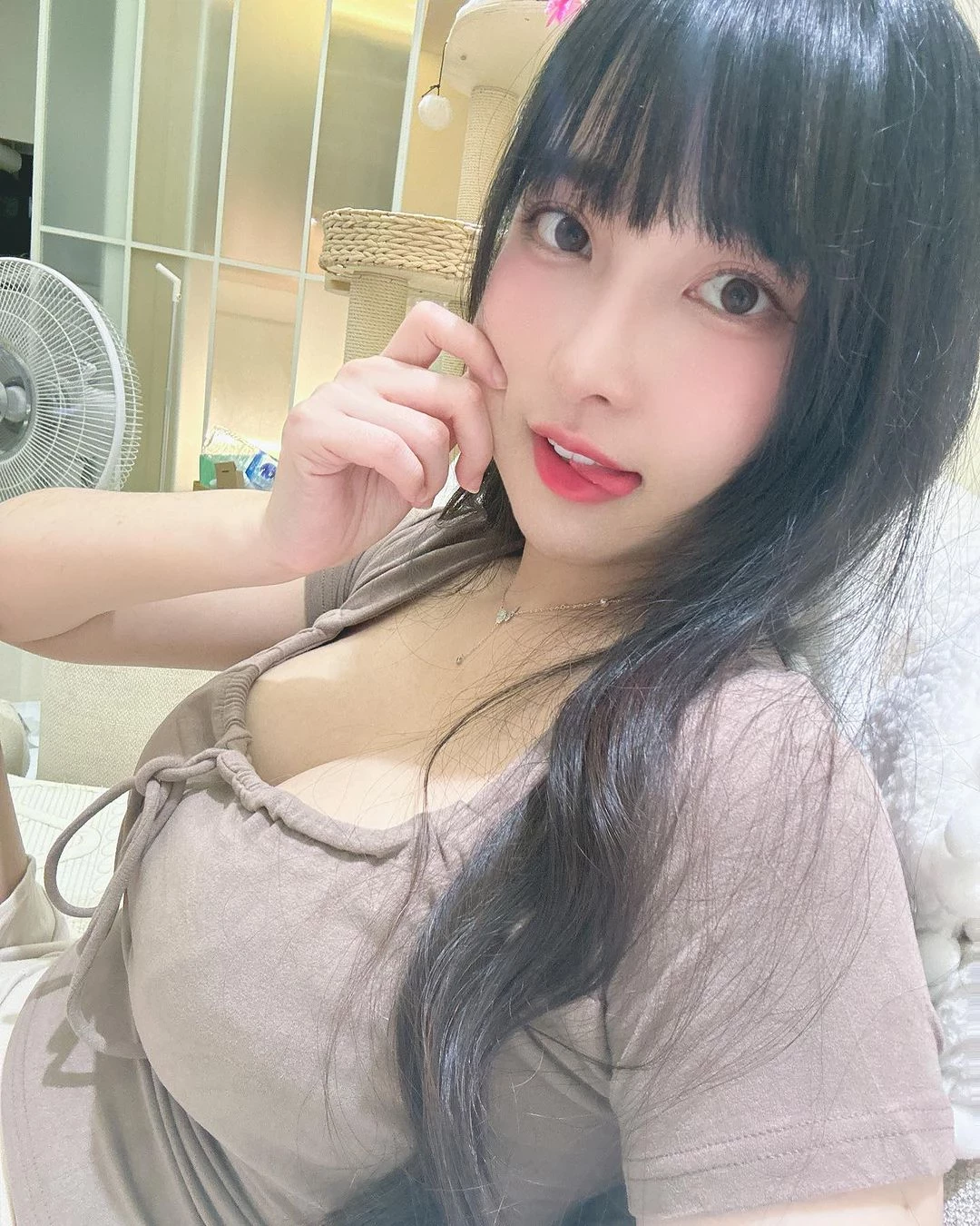 超萌正妹“依梨”低胸大露事业线 根本天菜等级 [10P]